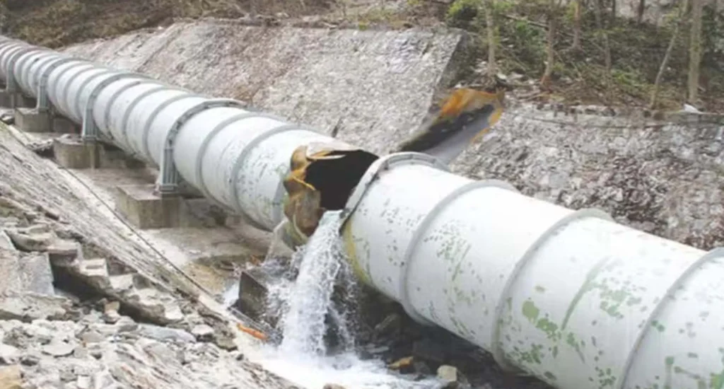 pipeline burst near Karachi University